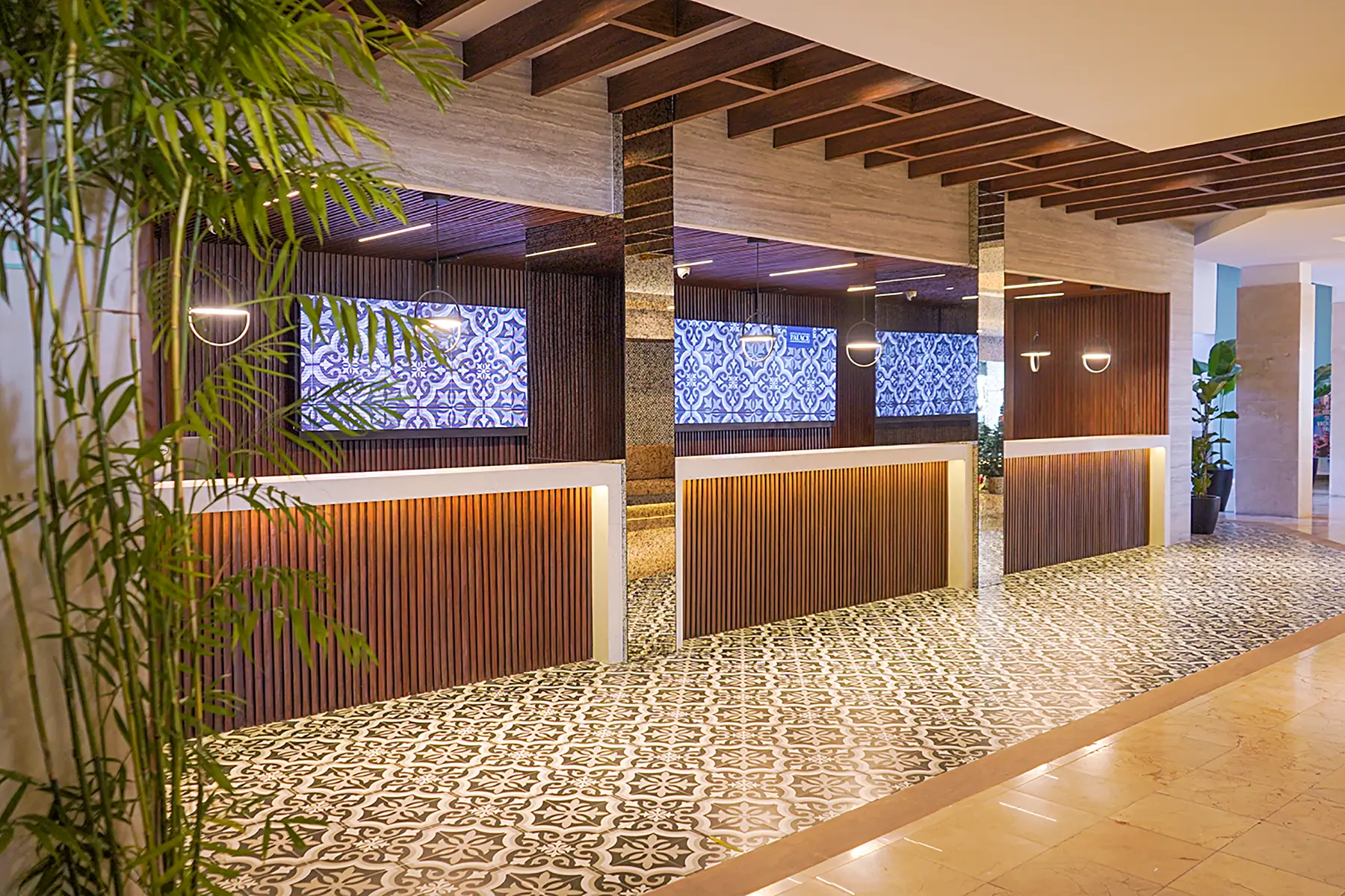 Moderna recepción de Hotel Pacific Palace, Mazatlán